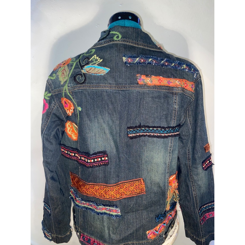 Chico's Embroidered Patchwork Denim Jacket Statement Whimsy Floral Boho Size 1 - Picture 4 of 5